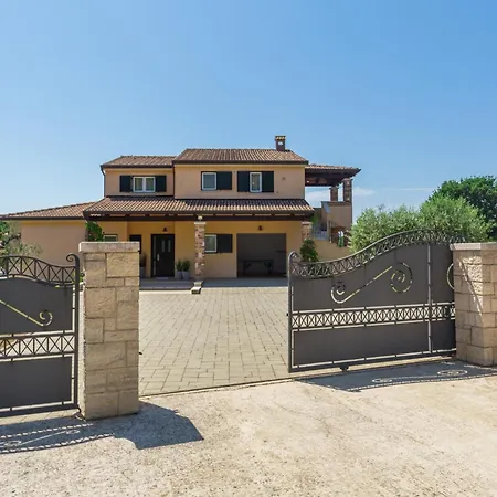 Villa Beautiful Pianta With Pool In Porec *
