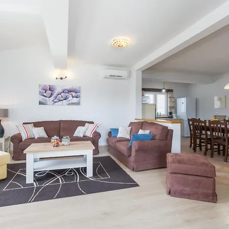 Beautiful Pianta With Pool In Porec Kirmenjak