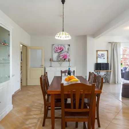 Appartement Beautiful Pianta With Pool In Porec Kirmenjak
