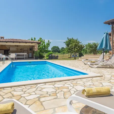 Appartement Beautiful Pianta With Pool In Porec