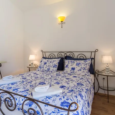 Appartement Beautiful Pianta With Pool In Porec Kirmenjak