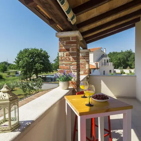 Beautiful Pianta With Pool In Porec Kirmenjak