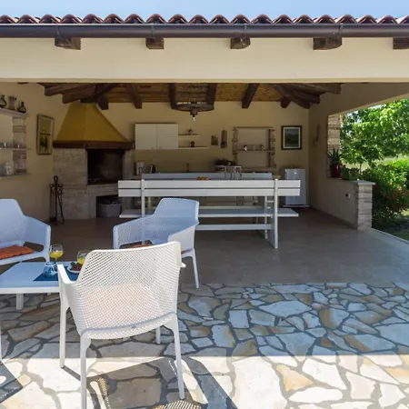 Beautiful Pianta With Pool In Porec