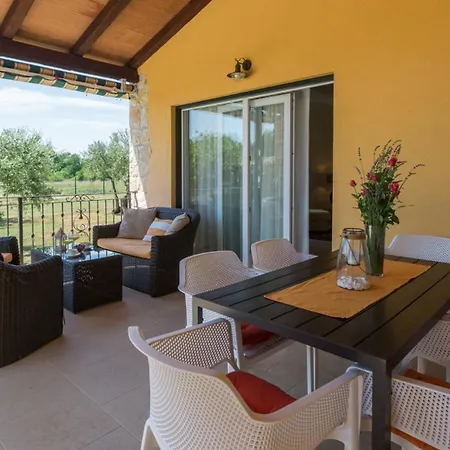 Appartement Beautiful Pianta With Pool In Porec
